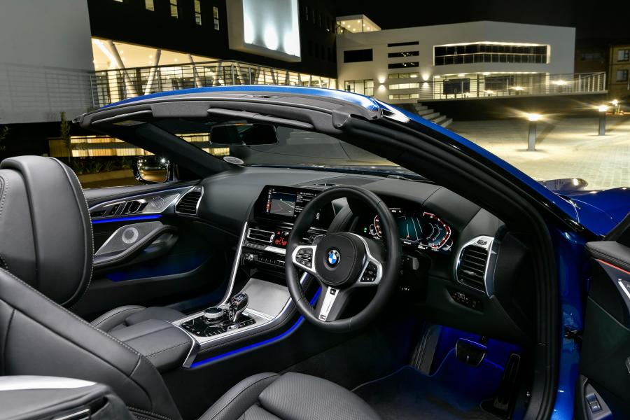 Интерьер BMW M850i xDrive Convertible (G14) 2019 года  (ZA) (фото 5 из 40)